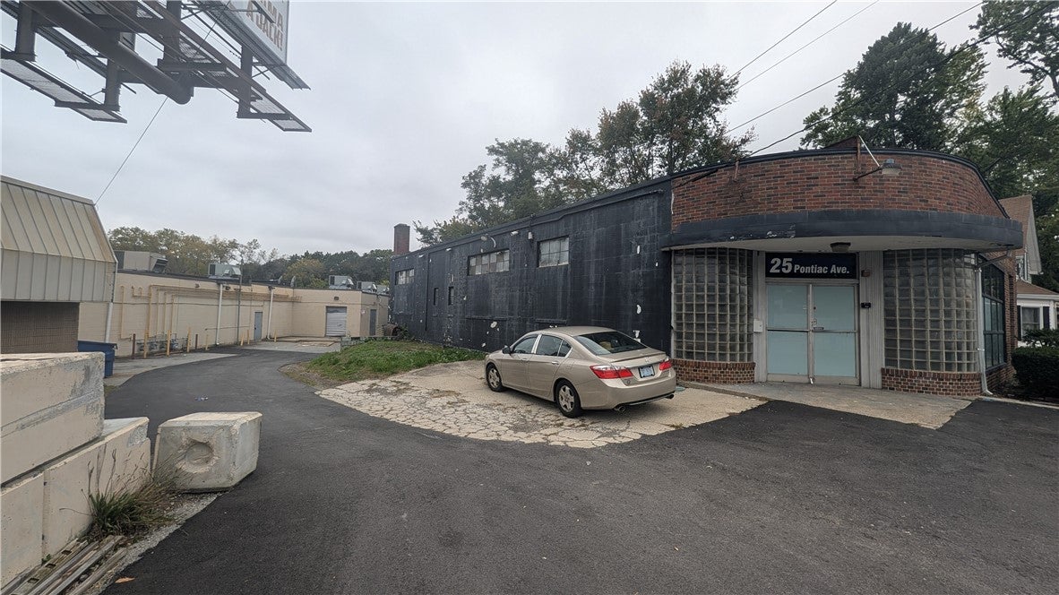 25 Pontiac Avenue