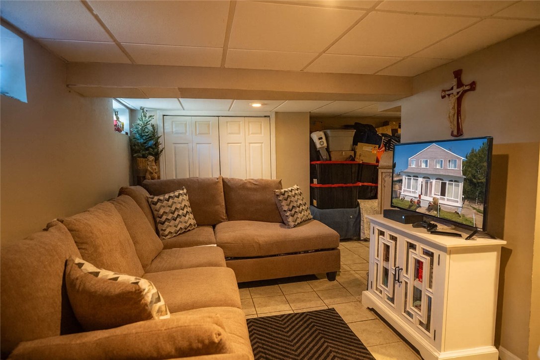 Warwick, Rhode Island 02888, United States, 3 Bedrooms Bedrooms, ,2 BathroomsBathrooms,Residential,Active,218462