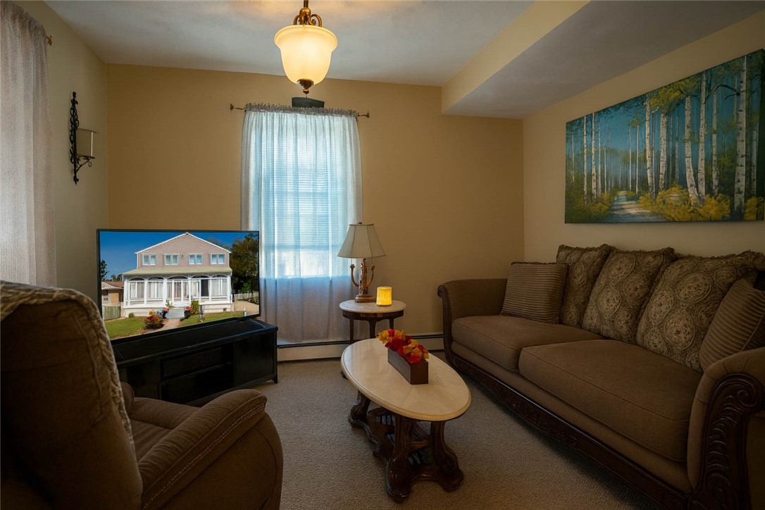 Warwick, Rhode Island 02888, United States, 3 Bedrooms Bedrooms, ,2 BathroomsBathrooms,Residential,Active,218462