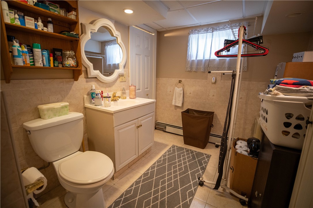 Warwick, Rhode Island 02888, United States, 3 Bedrooms Bedrooms, ,2 BathroomsBathrooms,Residential,Active,218462