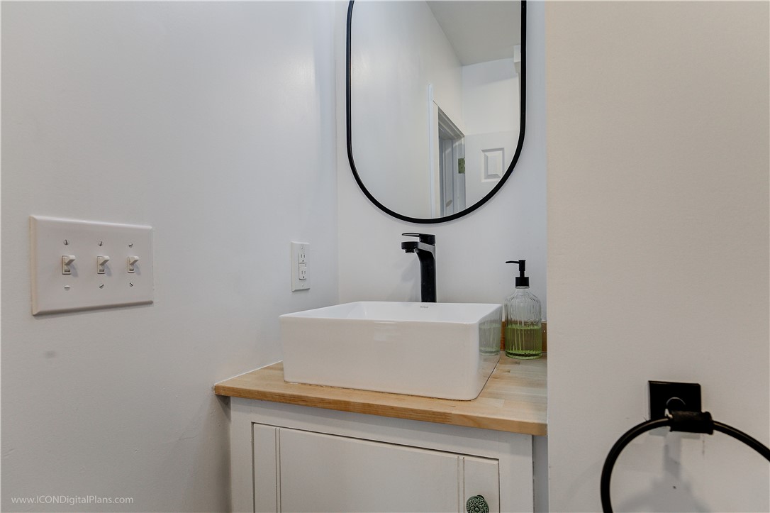 Newport, Rhode Island 02840, United States, 3 Bedrooms Bedrooms, ,2 BathroomsBathrooms,Residential,Pending,82088