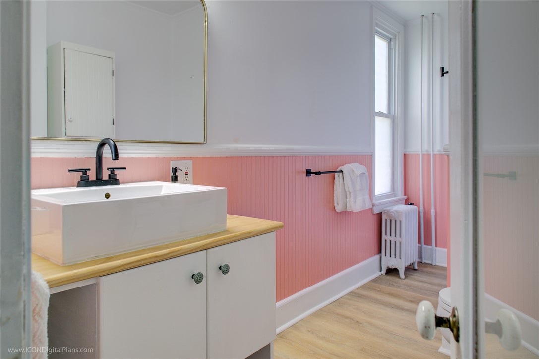 Newport, Rhode Island 02840, United States, 3 Bedrooms Bedrooms, ,2 BathroomsBathrooms,Residential,Pending,82088