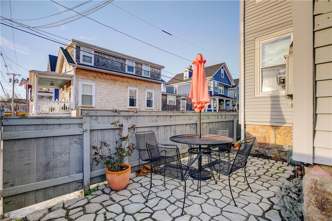 Newport, Rhode Island 02840, United States, 3 Bedrooms Bedrooms, ,2 BathroomsBathrooms,Residential,Pending,82088