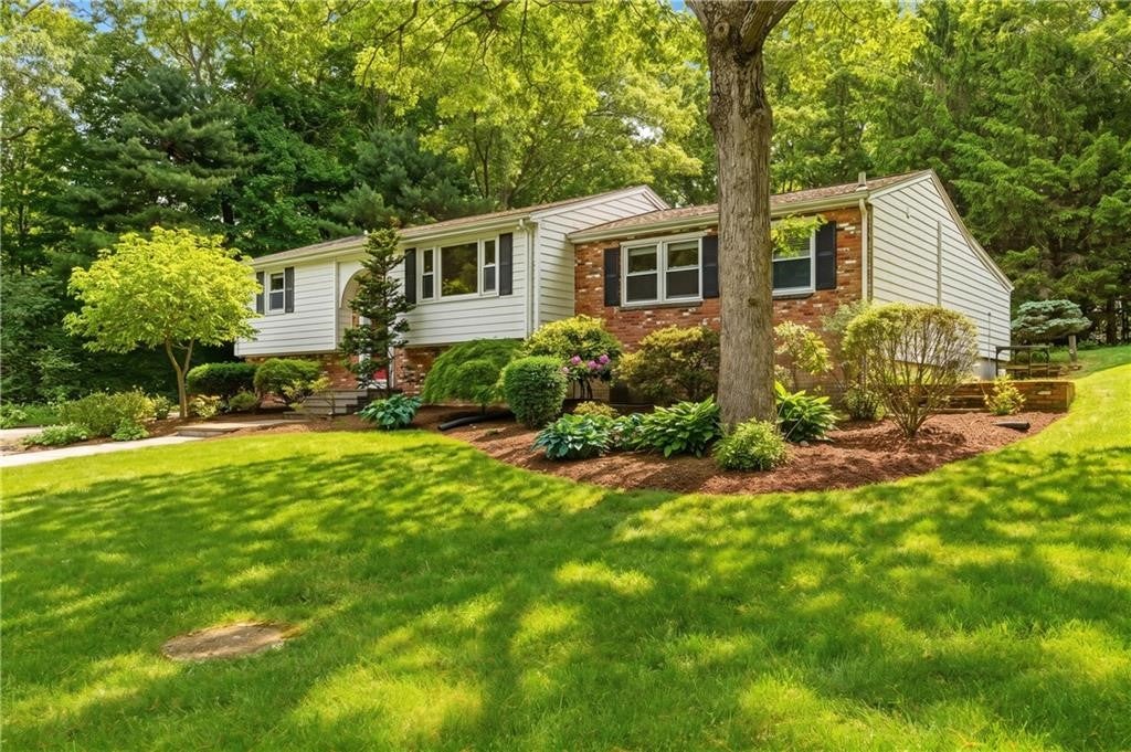 8 Ledgemont Drive