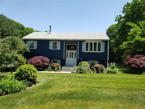 Single Family Residence in Johnston RI 22 Camelot Circle.jpg