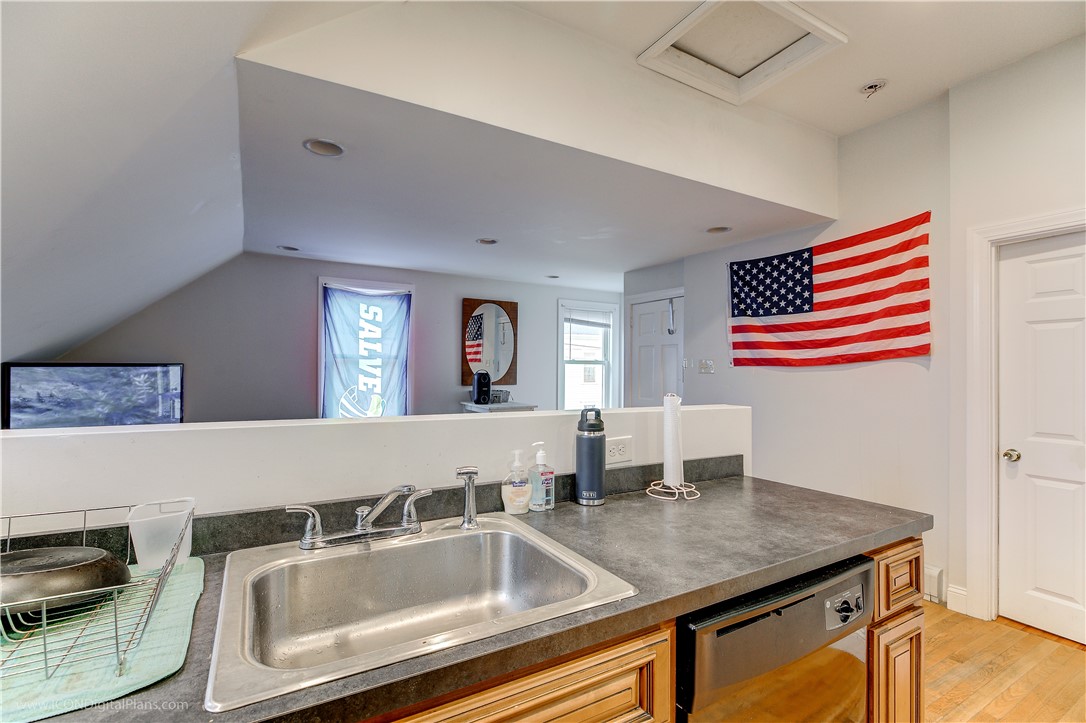 Newport, Rhode Island 02840, United States, 2 Bedrooms Bedrooms, ,1 BathroomBathrooms,Residential,Active,211005