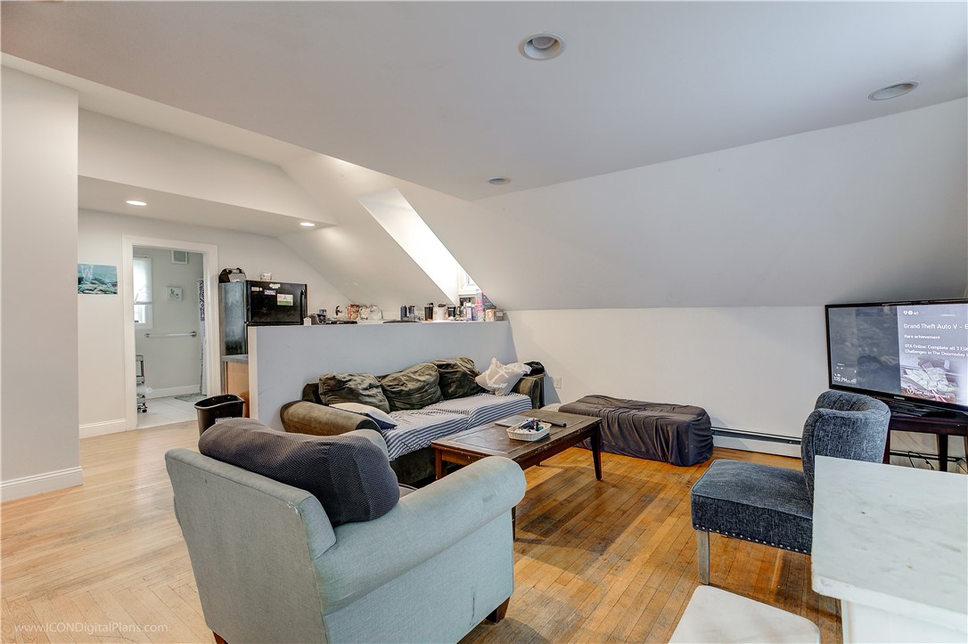 Newport, Rhode Island 02840, United States, 2 Bedrooms Bedrooms, ,1 BathroomBathrooms,Residential,Active,211005