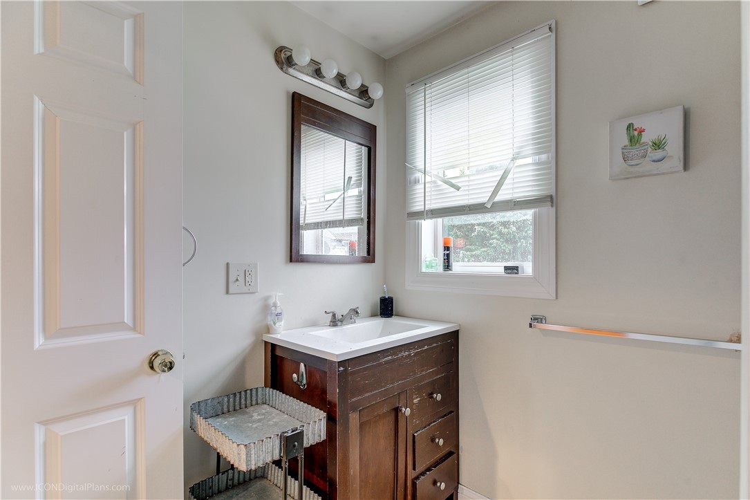 Newport, Rhode Island 02840, United States, 2 Bedrooms Bedrooms, ,1 BathroomBathrooms,Residential,Active,211005