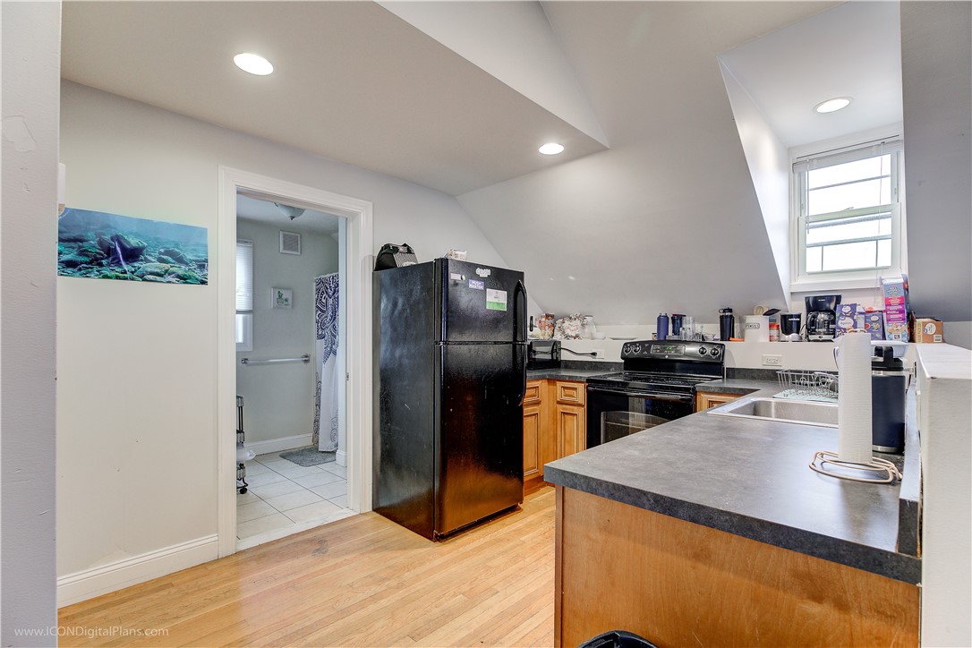 Newport, Rhode Island 02840, United States, 2 Bedrooms Bedrooms, ,1 BathroomBathrooms,Residential,Active,211005