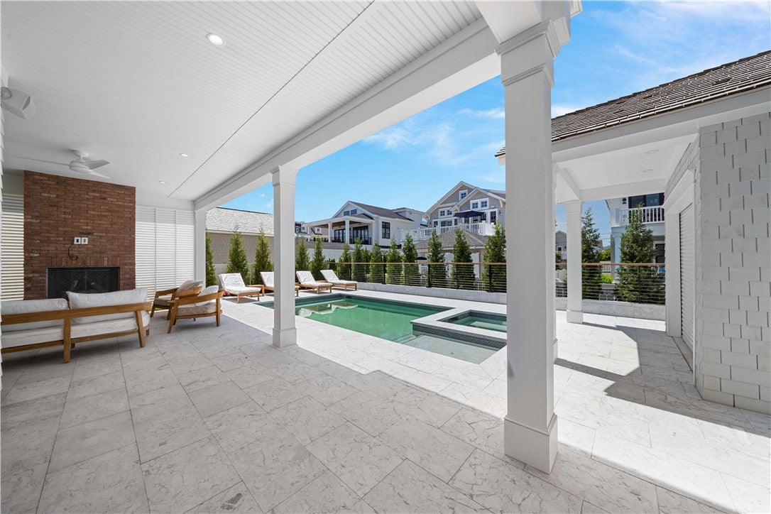 Narragansett, Rhode Island, 02882, United States, 4 Bedrooms Bedrooms, ,5 BathroomsBathrooms,Residential,Active,1997878