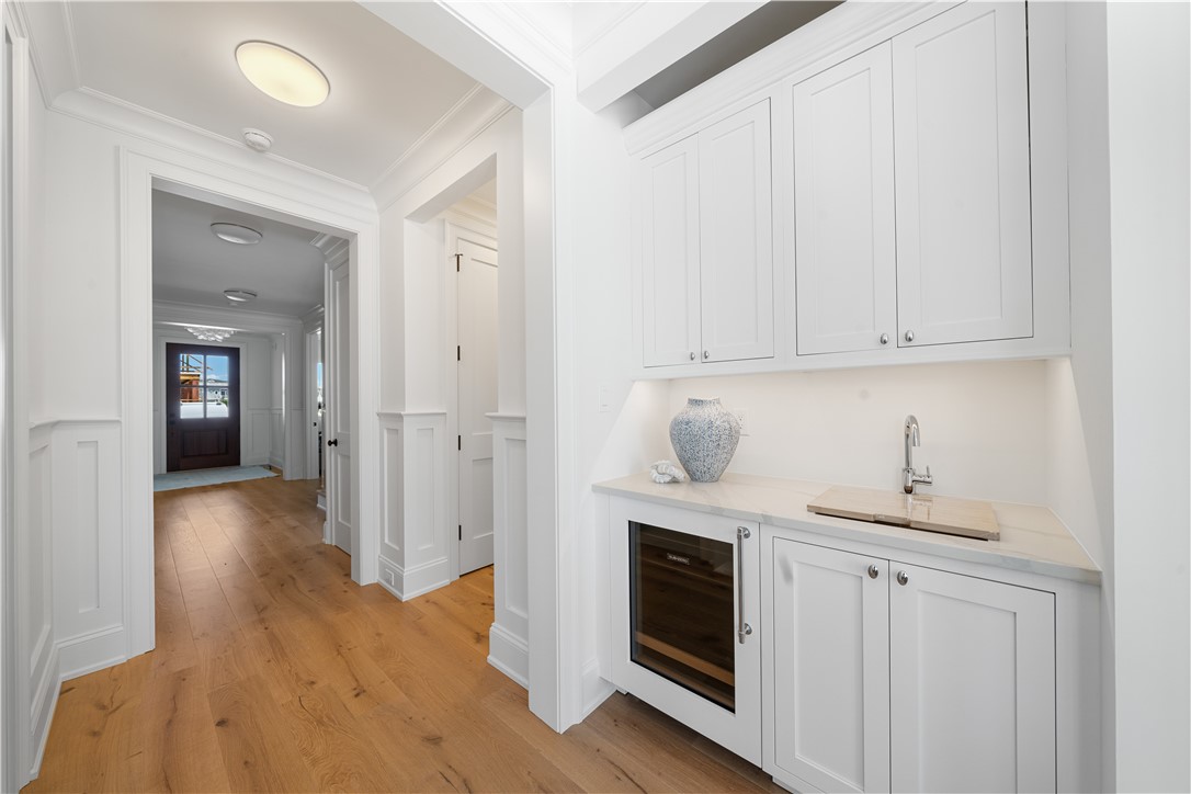 Narragansett, Rhode Island, 02882, United States, 4 Bedrooms Bedrooms, ,5 BathroomsBathrooms,Residential,Active,1997878