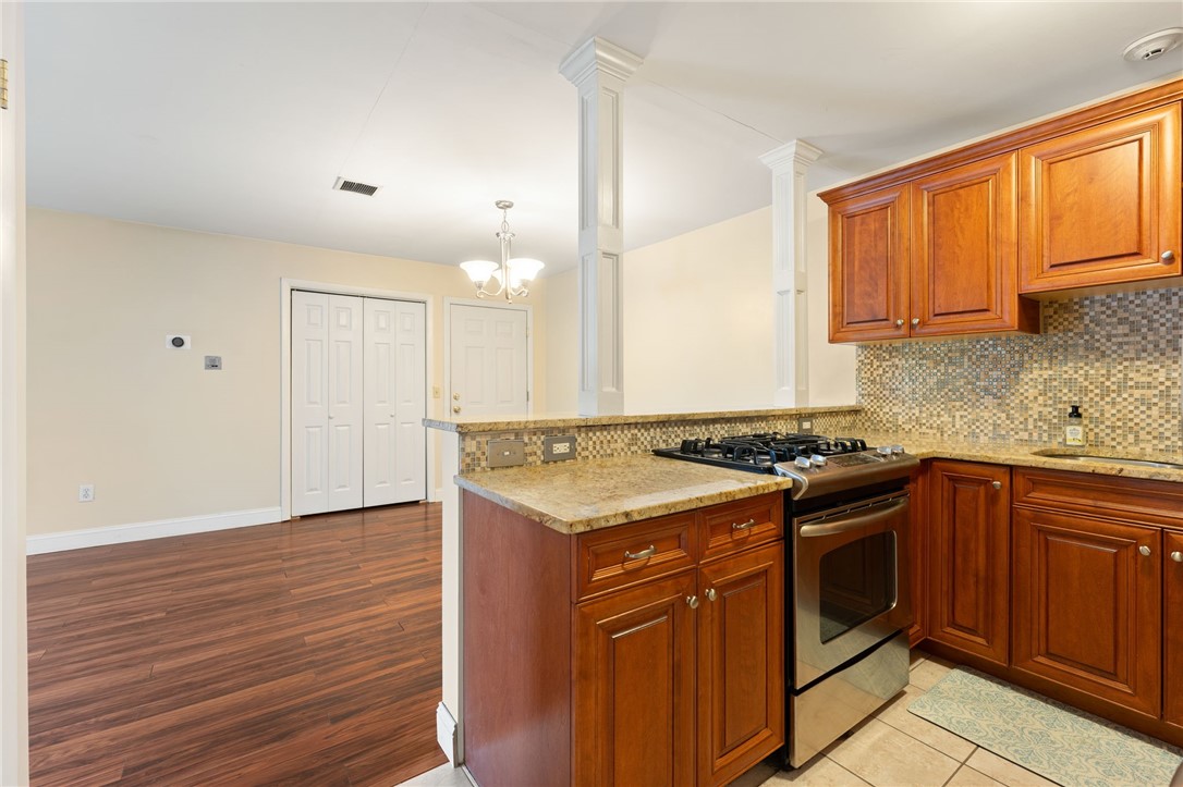 Cranston, Rhode Island 02910, United States, 2 Bedrooms Bedrooms, ,1 BathroomBathrooms,Residential,Pending,138016