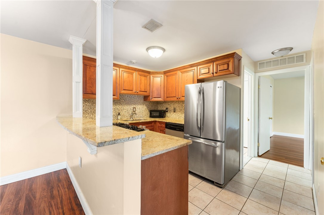 Cranston, Rhode Island 02910, United States, 2 Bedrooms Bedrooms, ,1 BathroomBathrooms,Residential,Pending,138016