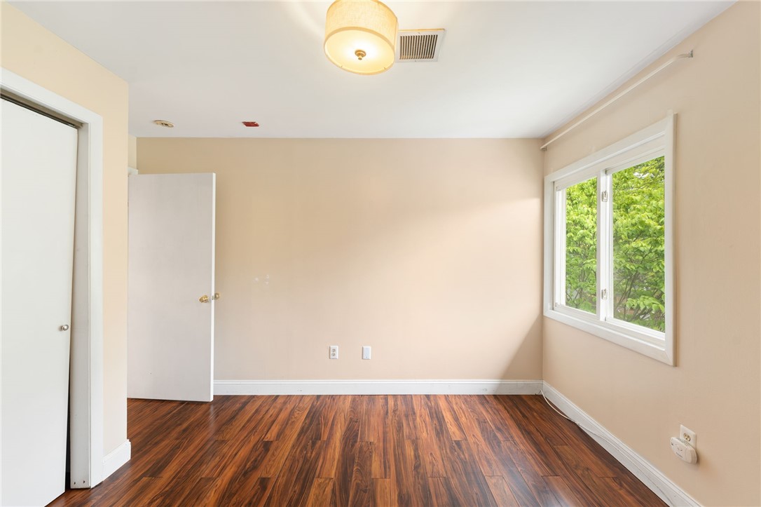 Cranston, Rhode Island 02910, United States, 2 Bedrooms Bedrooms, ,1 BathroomBathrooms,Residential,Pending,138016