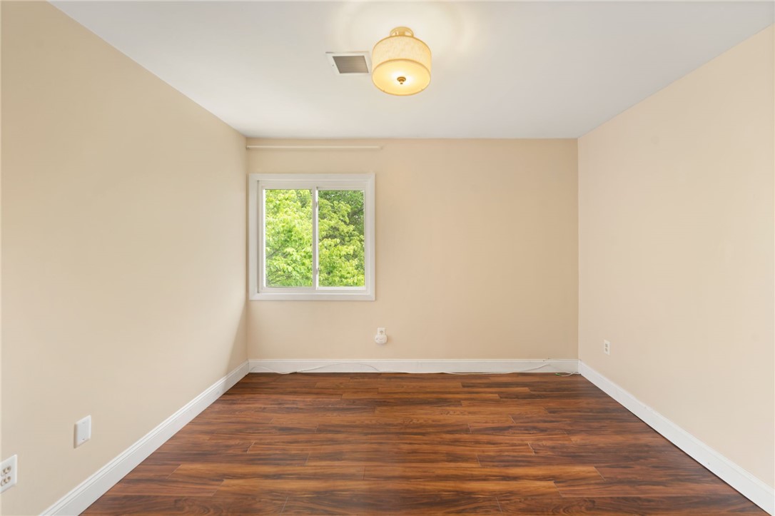 Cranston, Rhode Island 02910, United States, 2 Bedrooms Bedrooms, ,1 BathroomBathrooms,Residential,Pending,138016