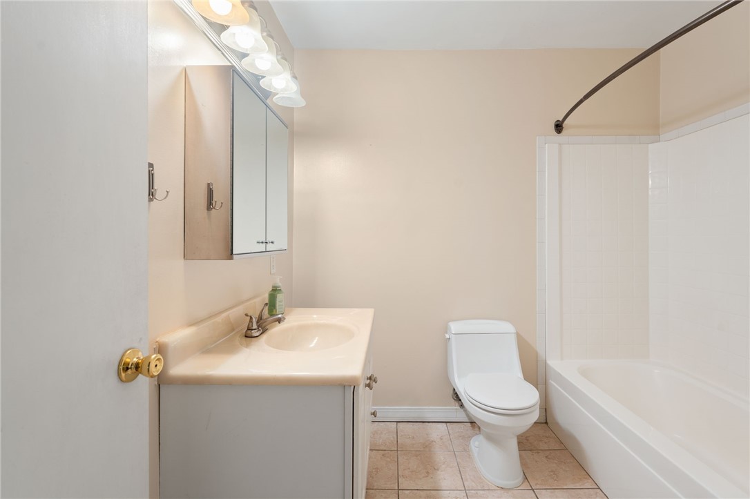 Cranston, Rhode Island 02910, United States, 2 Bedrooms Bedrooms, ,1 BathroomBathrooms,Residential,Pending,138016