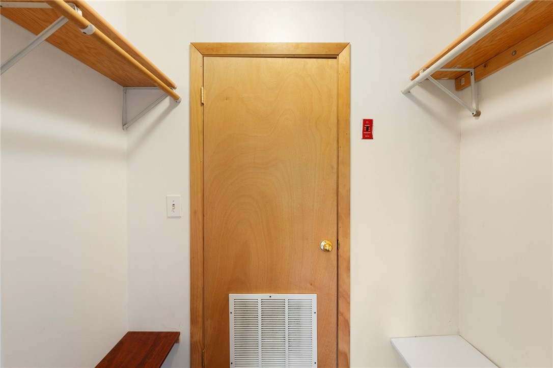 Cranston, Rhode Island 02910, United States, 2 Bedrooms Bedrooms, ,1 BathroomBathrooms,Residential,Pending,138016