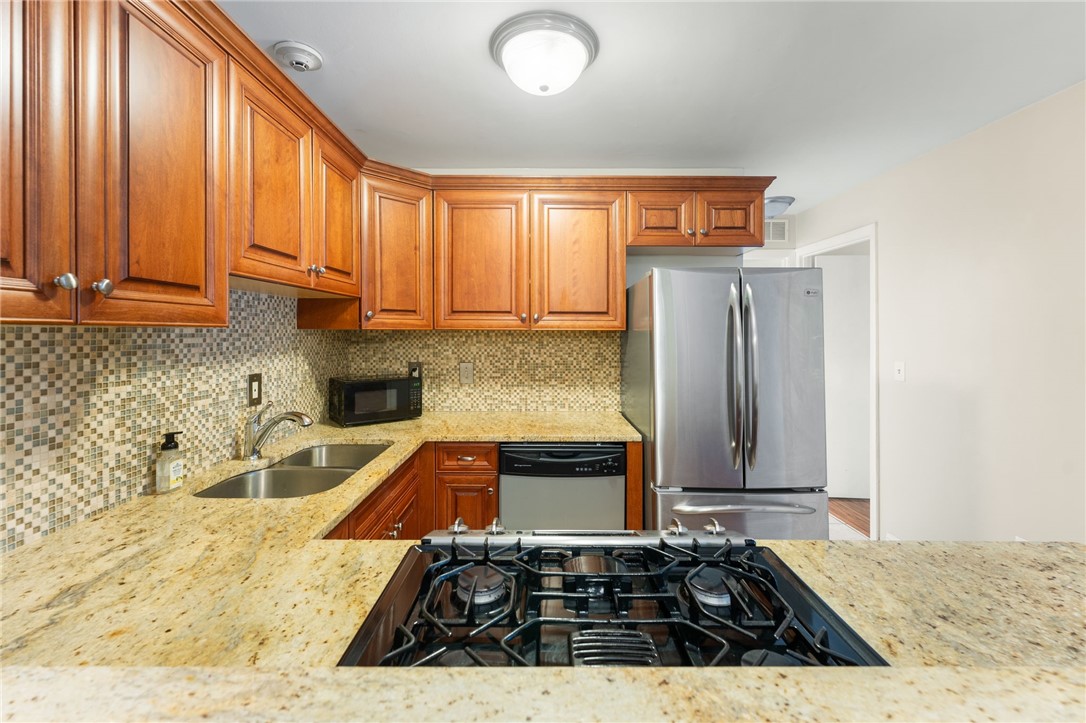 Cranston, Rhode Island 02910, United States, 2 Bedrooms Bedrooms, ,1 BathroomBathrooms,Residential,Pending,138016