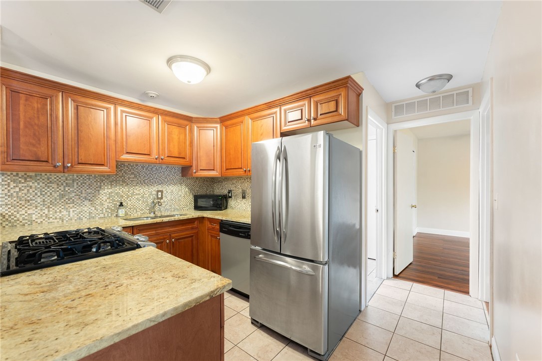 Cranston, Rhode Island 02910, United States, 2 Bedrooms Bedrooms, ,1 BathroomBathrooms,Residential,Pending,138016