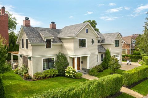 21 PRAIRIE Avenue Newport RI 02840