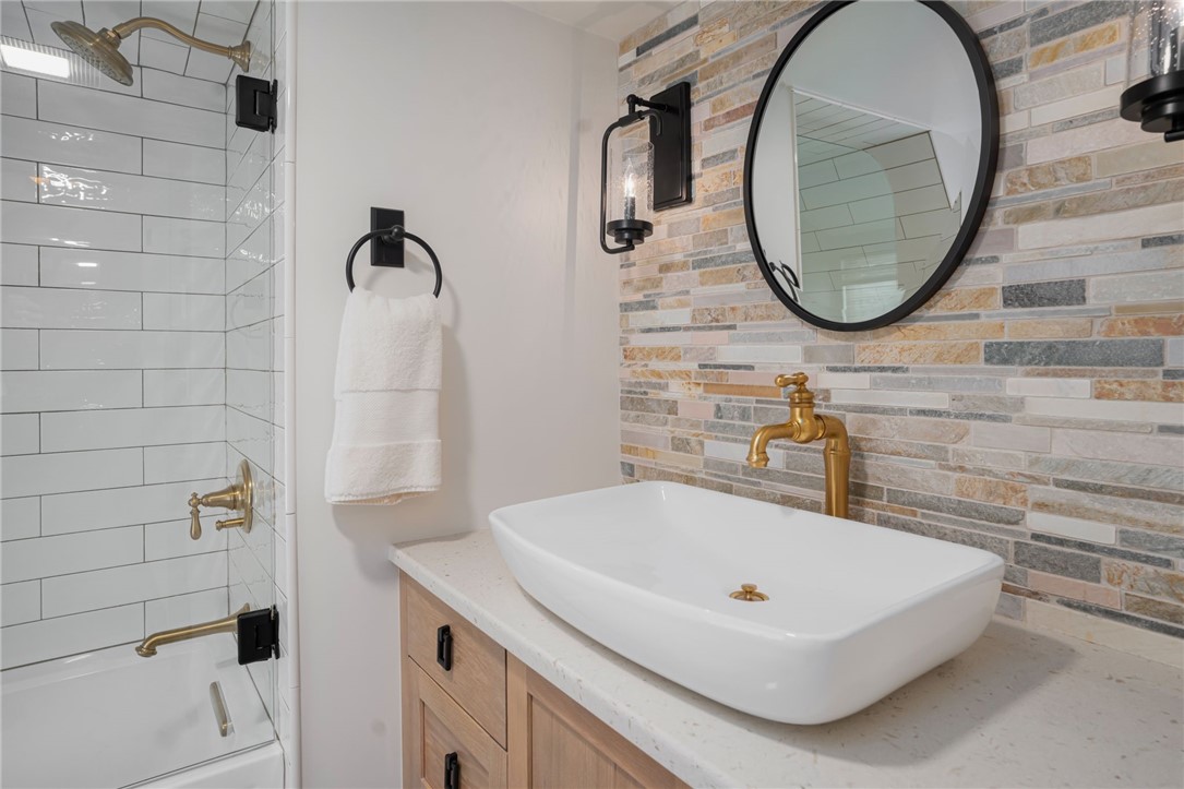 Newport, Rhode Island, 02840, United States, 3 Bedrooms Bedrooms, ,2 BathroomsBathrooms,Residential,Active,2041403