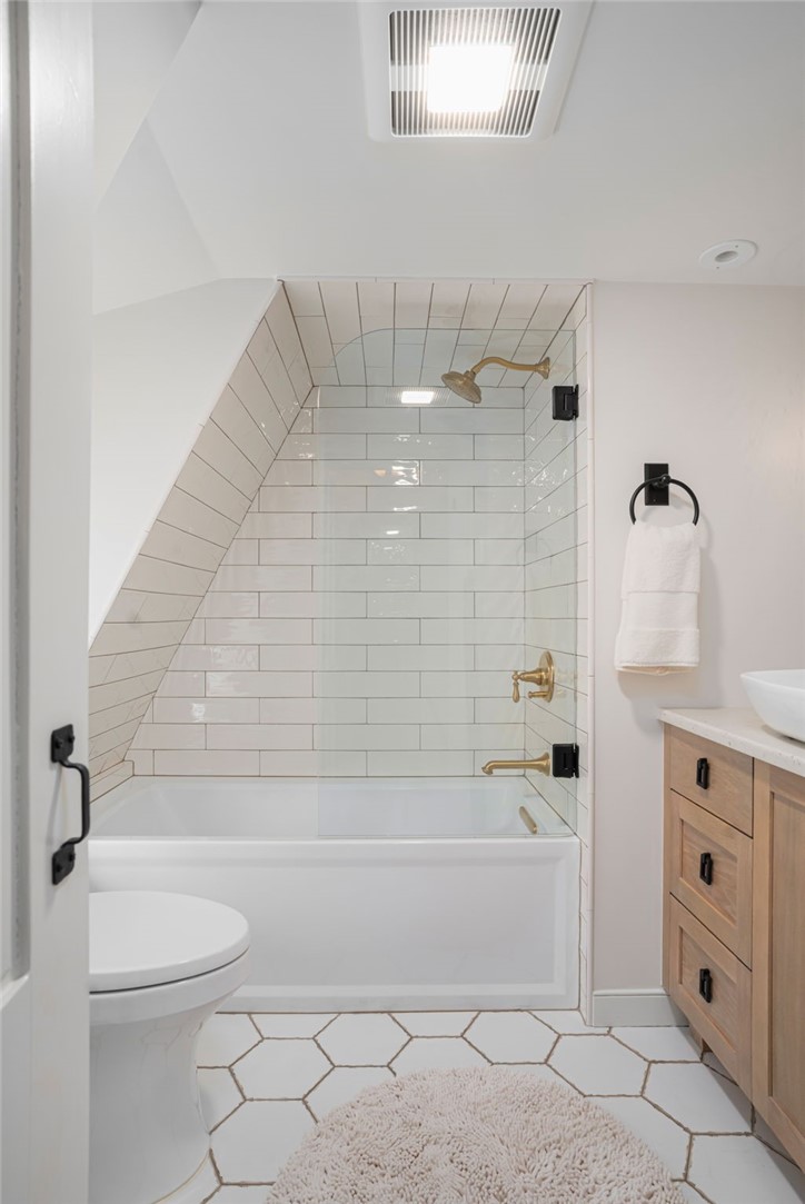 Newport, Rhode Island, 02840, United States, 3 Bedrooms Bedrooms, ,2 BathroomsBathrooms,Residential,Active,2041403