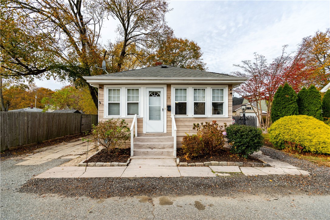 Warwick, Rhode Island 02889, United States, 2 Bedrooms Bedrooms, ,1 BathroomBathrooms,Residential,Pending,248881