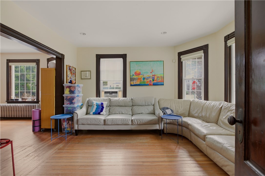 82 Van Zandt Avenue