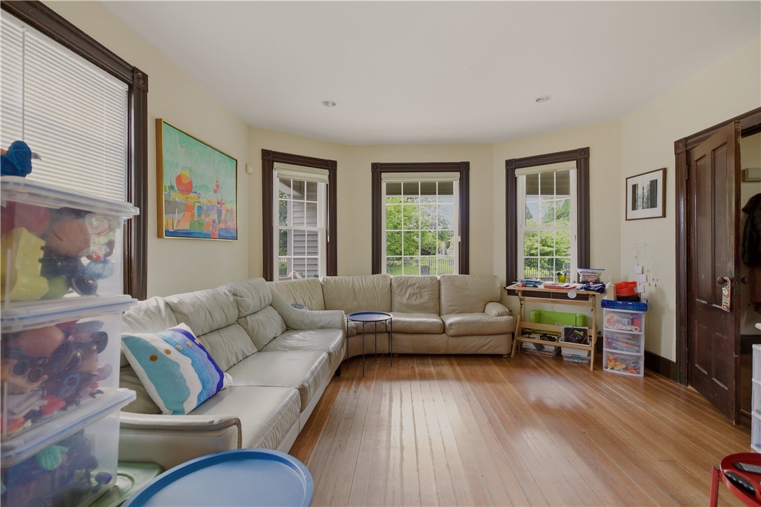 82 Van Zandt Avenue