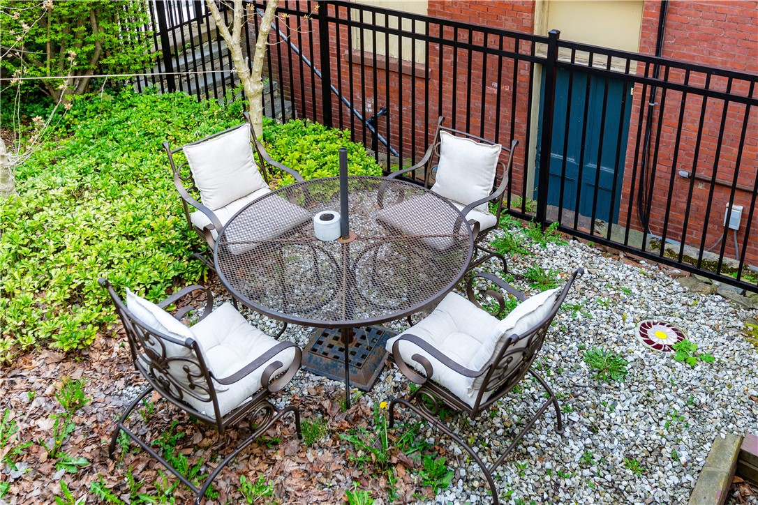 East Greenwich, Rhode Island 02818, United States, 2 Bedrooms Bedrooms, ,1 BathroomBathrooms,Residential,Pending,115553