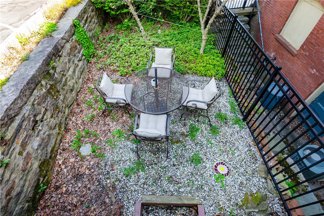 East Greenwich, Rhode Island 02818, United States, 2 Bedrooms Bedrooms, ,1 BathroomBathrooms,Residential,Pending,115553