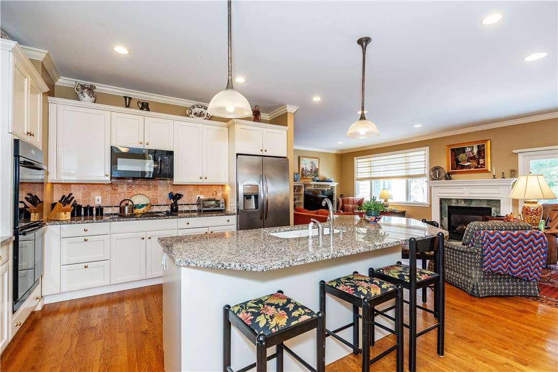 East Greenwich, Rhode Island 02818, United States, 2 Bedrooms Bedrooms, ,2 BathroomsBathrooms,Residential,Pending,2932