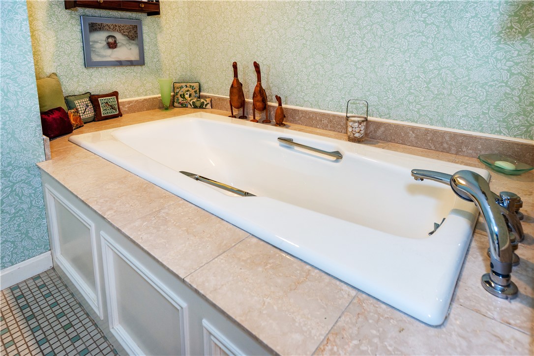 East Greenwich, Rhode Island 02818, United States, 2 Bedrooms Bedrooms, ,2 BathroomsBathrooms,Residential,Pending,2932