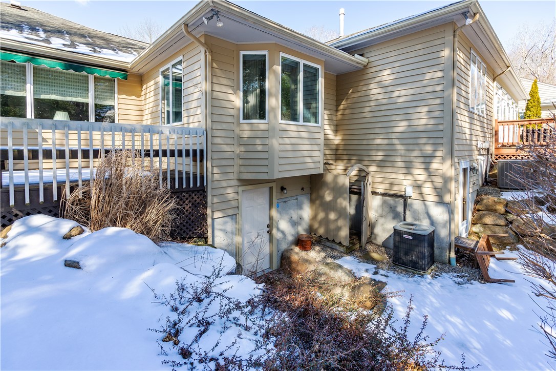 East Greenwich, Rhode Island 02818, United States, 2 Bedrooms Bedrooms, ,2 BathroomsBathrooms,Residential,Pending,2932