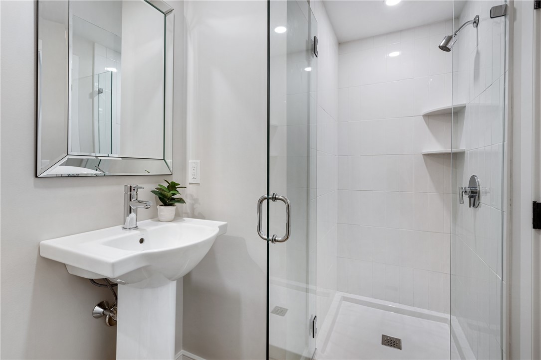 East Greenwich, Rhode Island 02818, United States, 1 Bedroom Bedrooms, ,2 BathroomsBathrooms,Residential,Active,40490