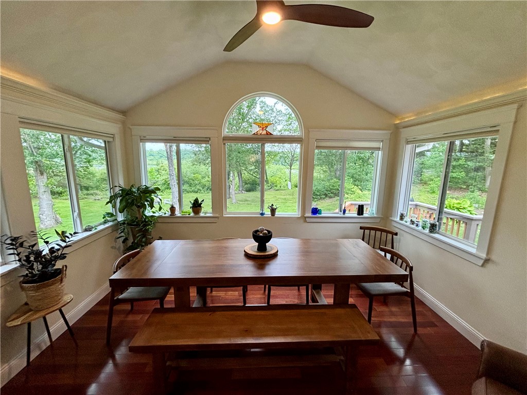 10 Lakeside Drive