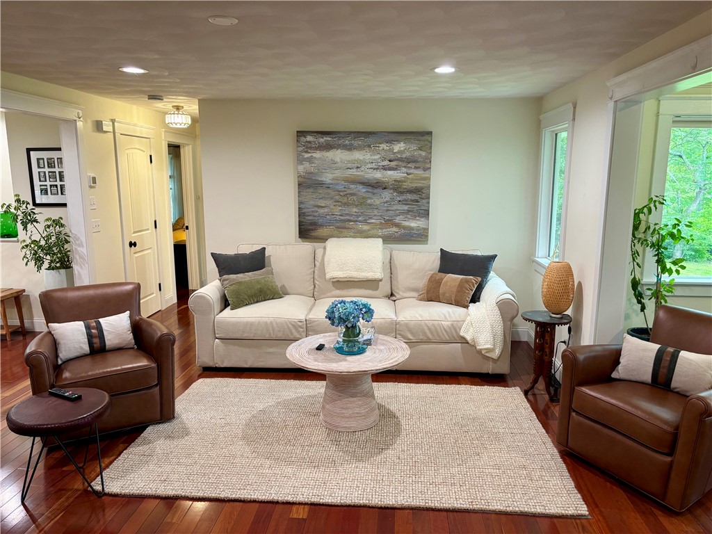 10 Lakeside Drive