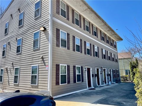 Condominium in Johnston RI 982 Plainfield Street.jpg