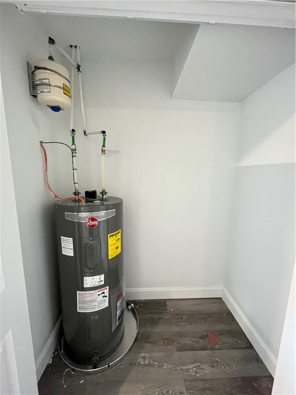 Warwick, Rhode Island 02889, United States, 3 Bedrooms Bedrooms, ,3 BathroomsBathrooms,Residential,Active,17179