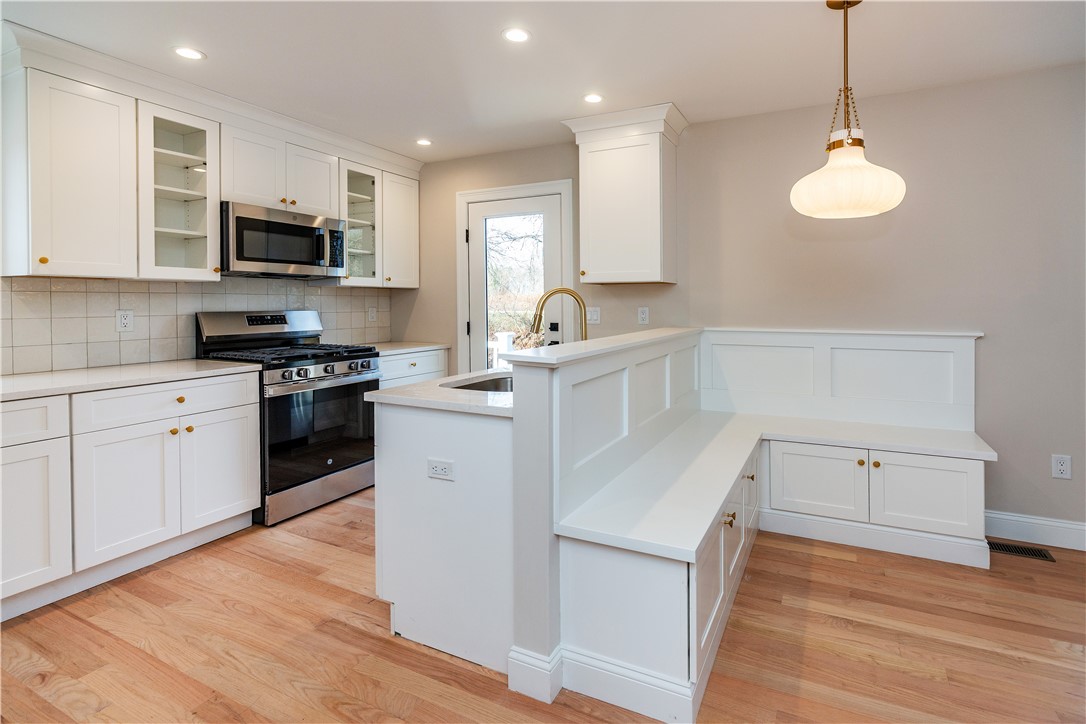 South Kingstown, Rhode Island 02879, United States, 2 Bedrooms Bedrooms, ,2 BathroomsBathrooms,Residential,Pending,251540