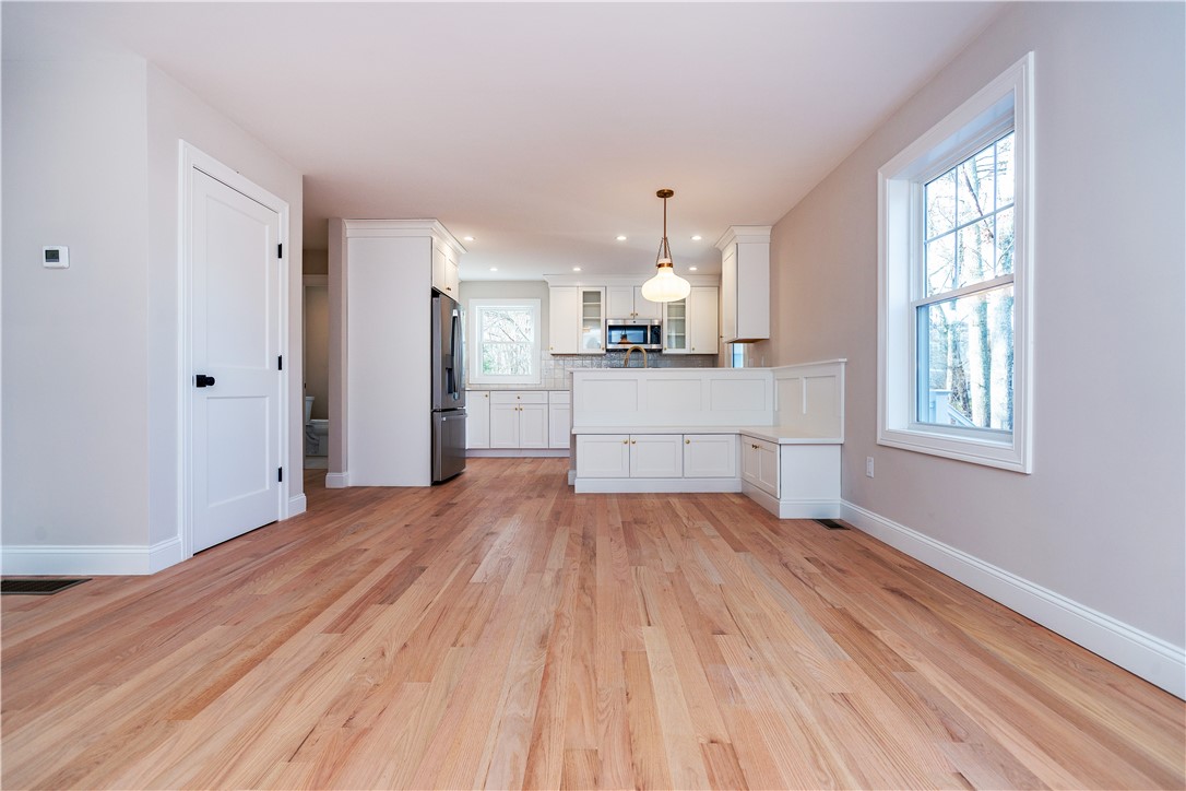 South Kingstown, Rhode Island 02879, United States, 2 Bedrooms Bedrooms, ,2 BathroomsBathrooms,Residential,Pending,251540