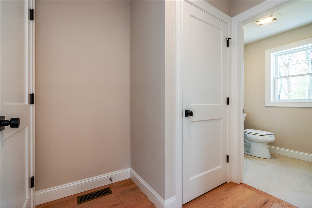 South Kingstown, Rhode Island 02879, United States, 2 Bedrooms Bedrooms, ,2 BathroomsBathrooms,Residential,Pending,251540