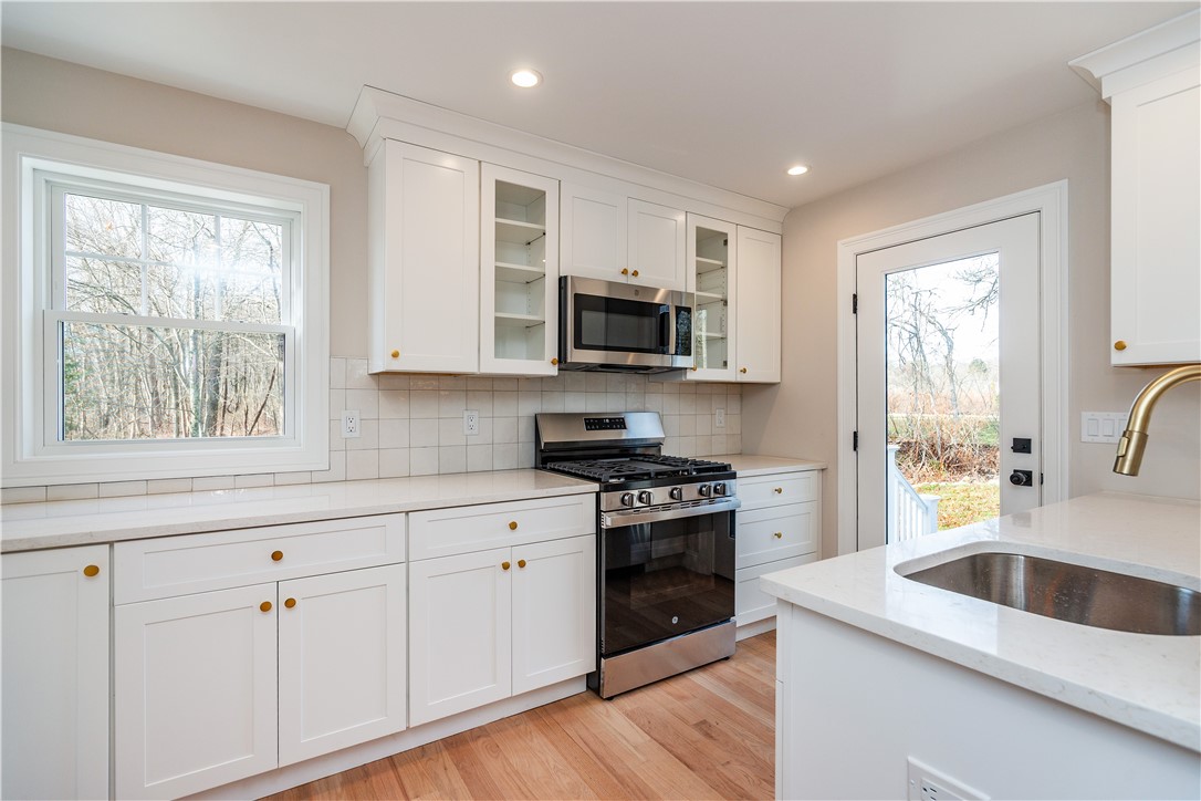 South Kingstown, Rhode Island 02879, United States, 2 Bedrooms Bedrooms, ,2 BathroomsBathrooms,Residential,Pending,251540