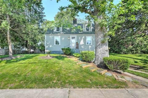 Single Family Residence in Cranston RI 125 Columbus Boulevard.jpg