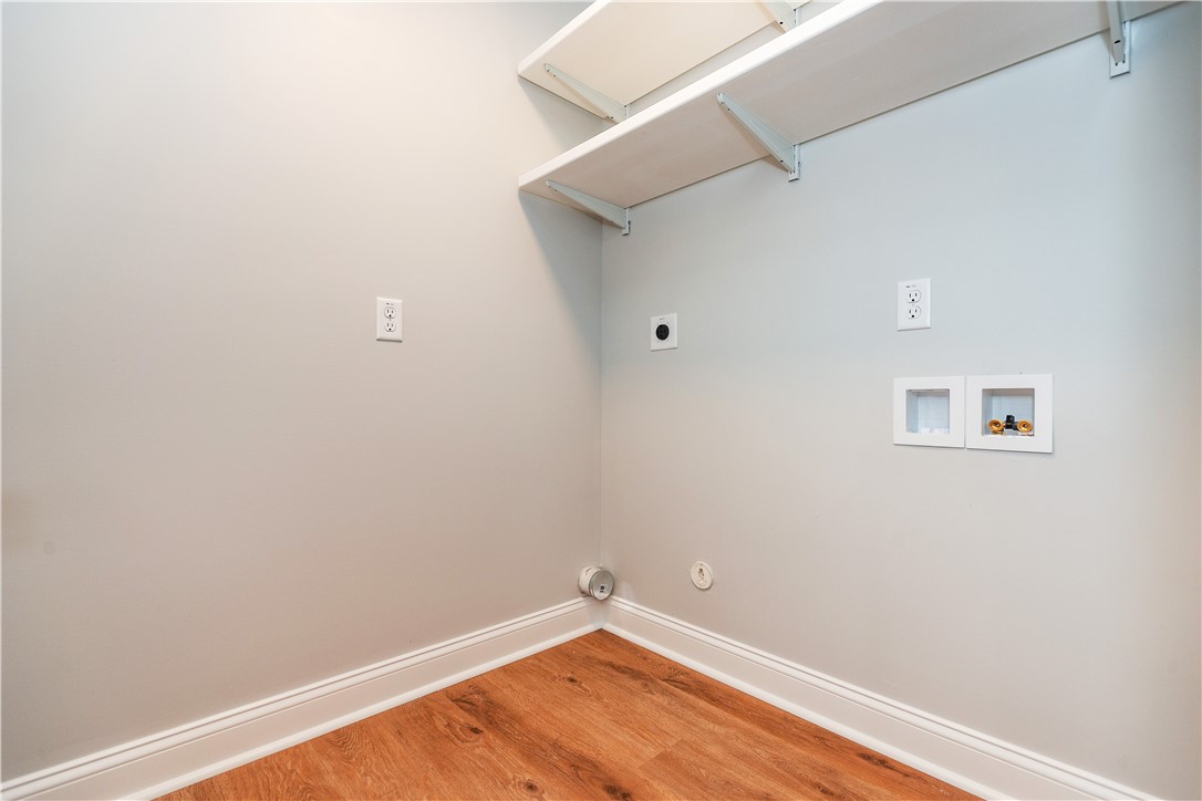 Warwick, Rhode Island 02886, United States, 3 Bedrooms Bedrooms, ,2 BathroomsBathrooms,Residential,Active,211345