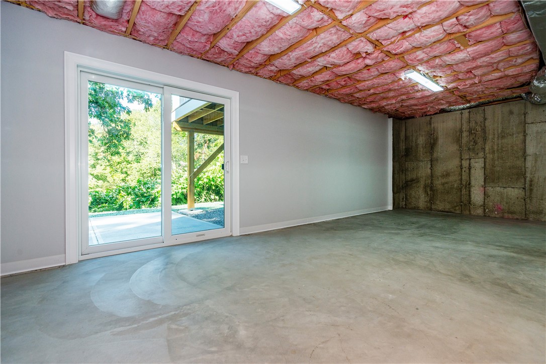 Warwick, Rhode Island 02886, United States, 3 Bedrooms Bedrooms, ,2 BathroomsBathrooms,Residential,Active,211345