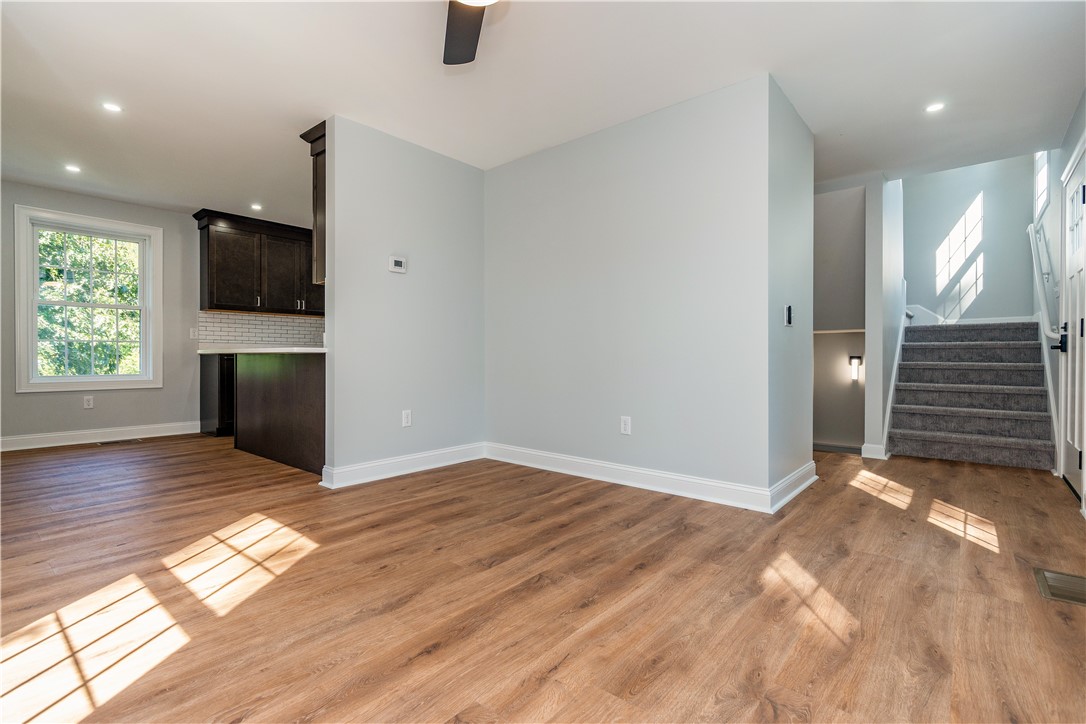 Warwick, Rhode Island 02886, United States, 3 Bedrooms Bedrooms, ,2 BathroomsBathrooms,Residential,Active,211345