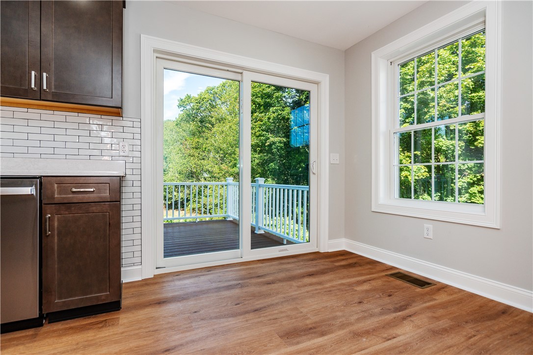 Warwick, Rhode Island 02886, United States, 3 Bedrooms Bedrooms, ,2 BathroomsBathrooms,Residential,Active,211345