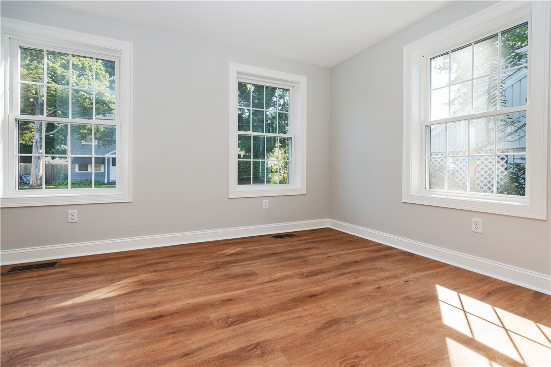 Warwick, Rhode Island 02886, United States, 3 Bedrooms Bedrooms, ,2 BathroomsBathrooms,Residential,Active,211345