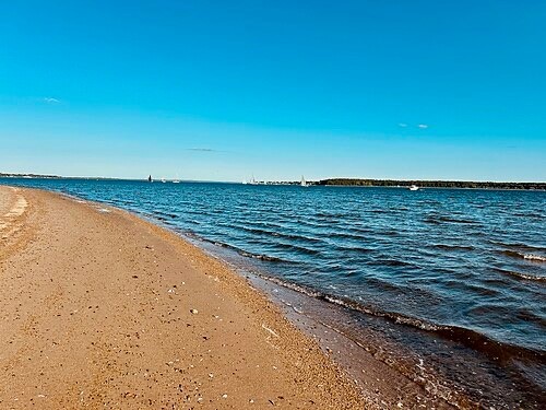 Warwick, Rhode Island 02886, United States, 3 Bedrooms Bedrooms, ,2 BathroomsBathrooms,Residential,Active,211345